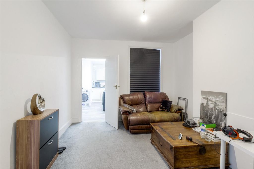 Property photo 3 of 10 69 Alexandra Road - Dner