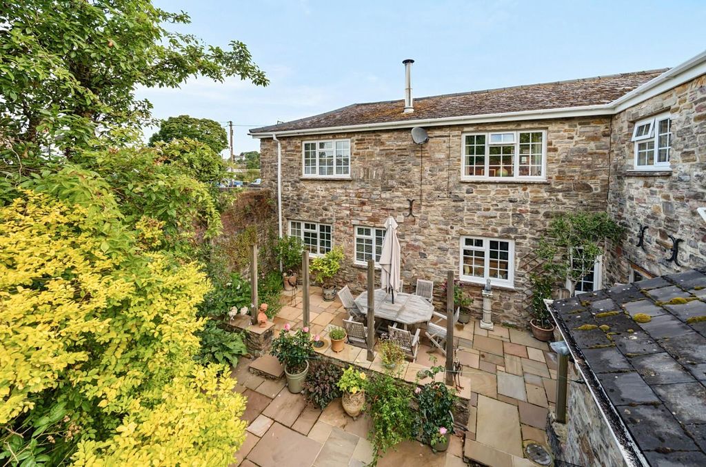 Property photo 1 of 33 Bampton, Seddons