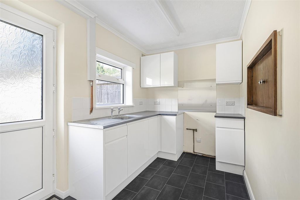 Property photo 3 of 14 Kitchen