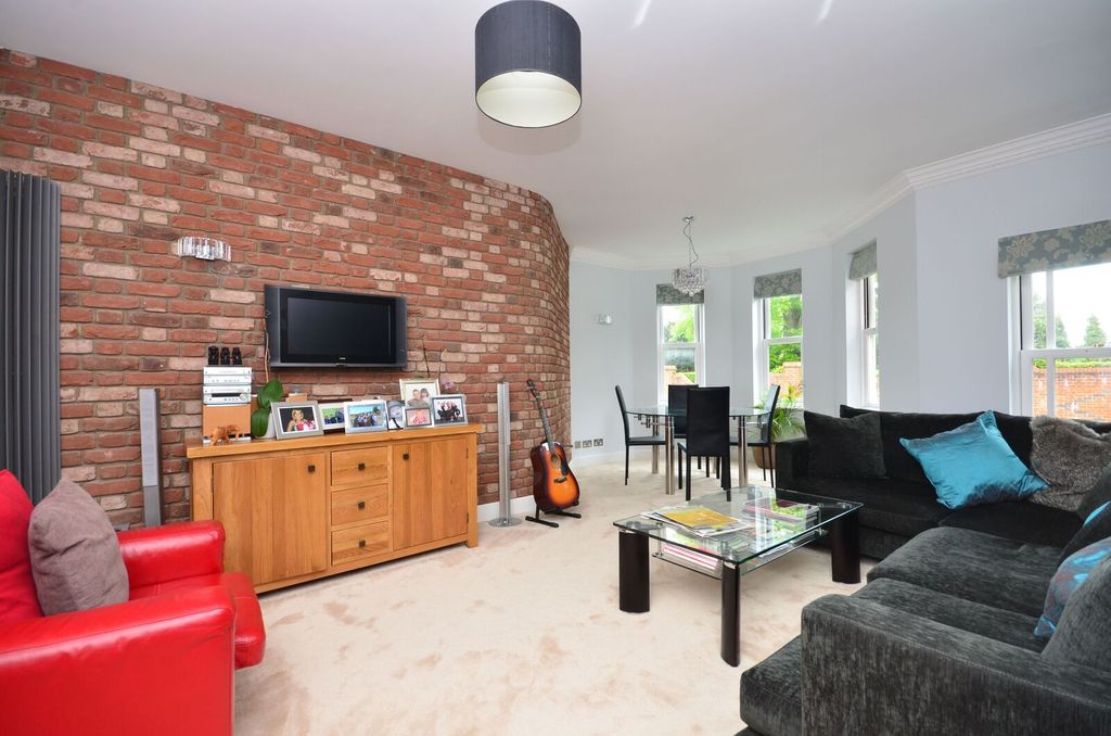 Property photo 2 of 8