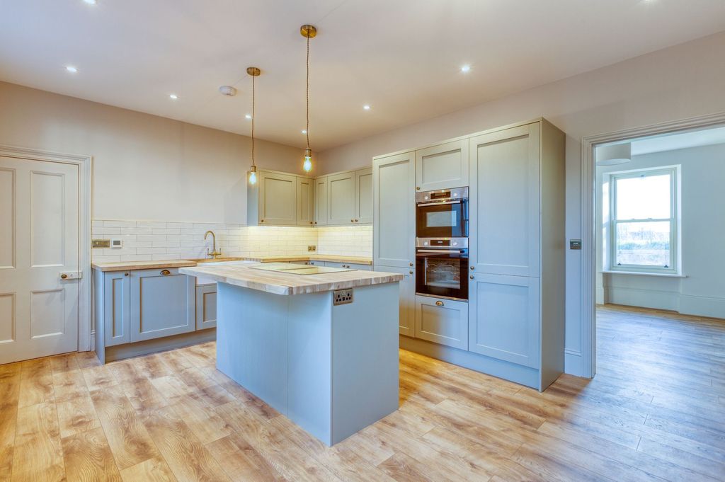 Property photo 2 of 41