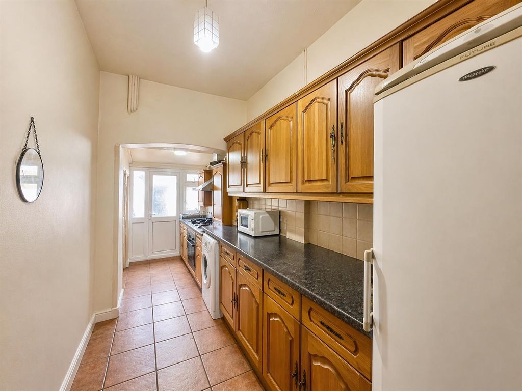 Property photo 3 of 10 Kitchen