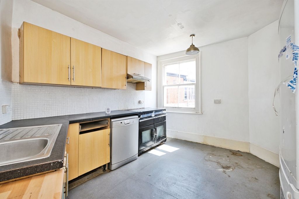 6 bed flat for saleMarket Square, Crewkerne TA18 photo 2