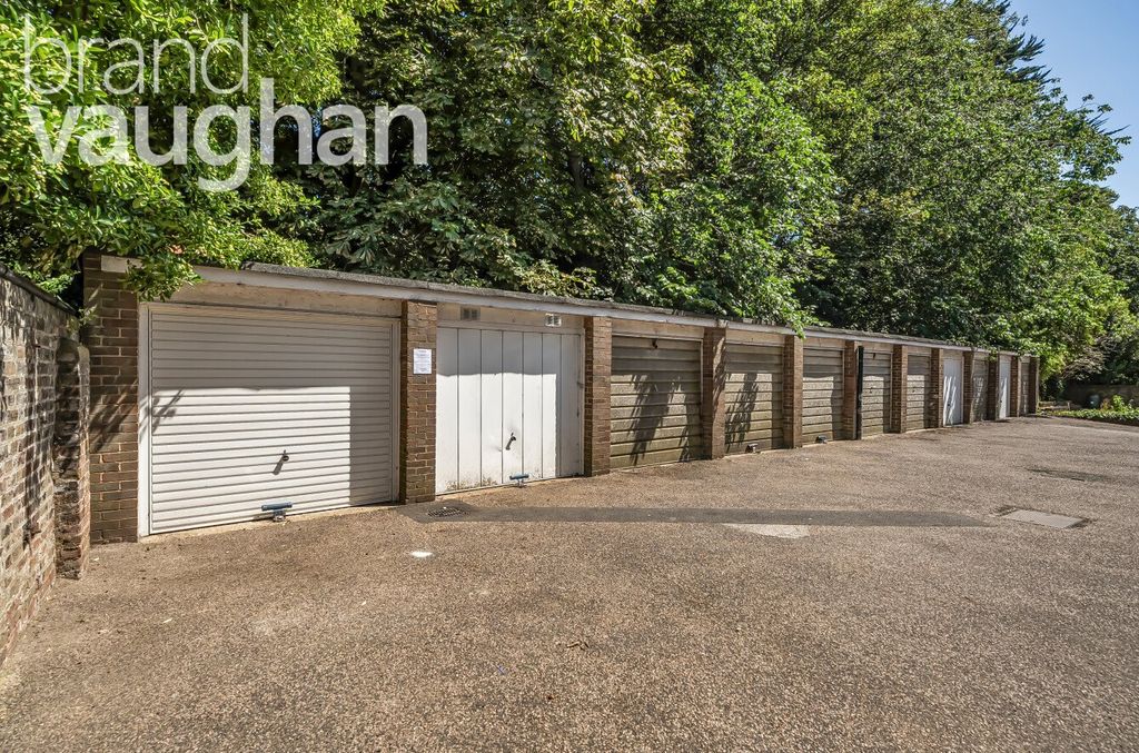 Property photo 1 of 1 Garages