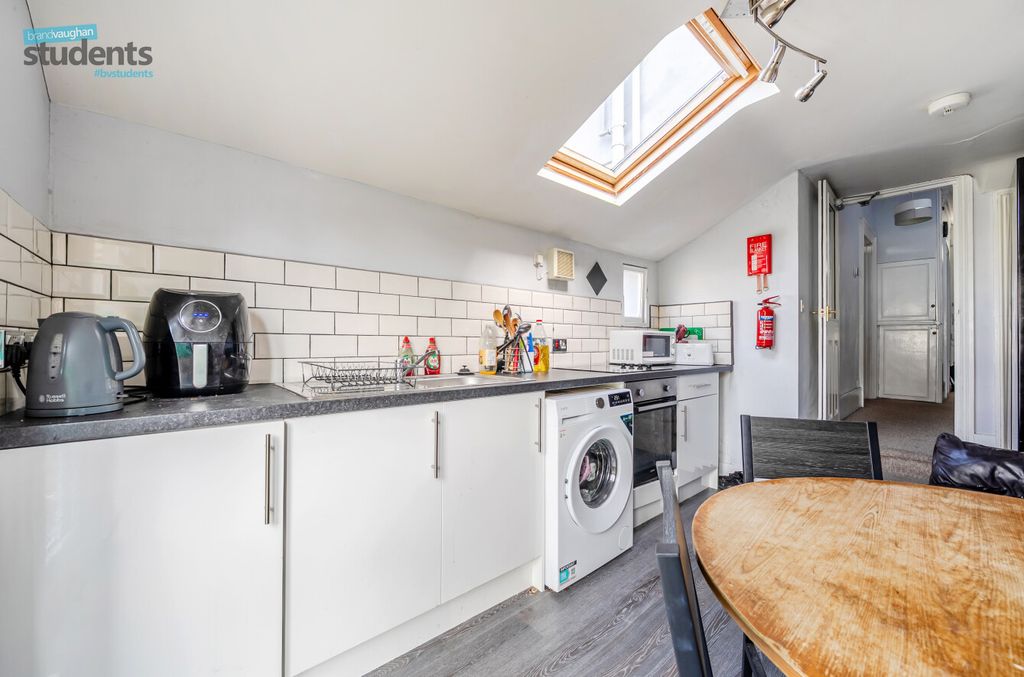 Property photo 2 of 11 Aa068284-2338-49F...