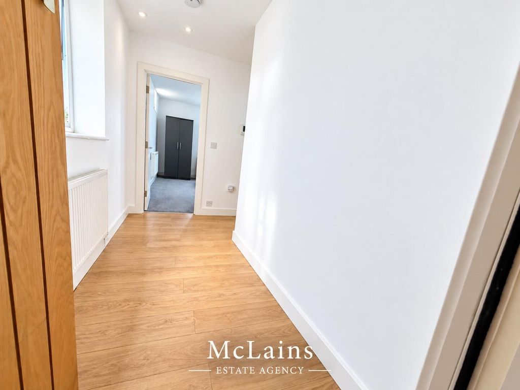 Property photo 2 of 8 Hallway