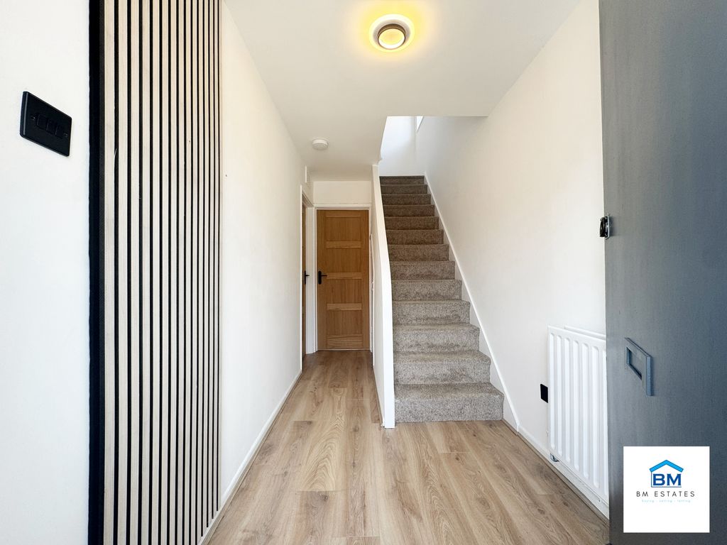 Property photo 2 of 10 Entrance Hall