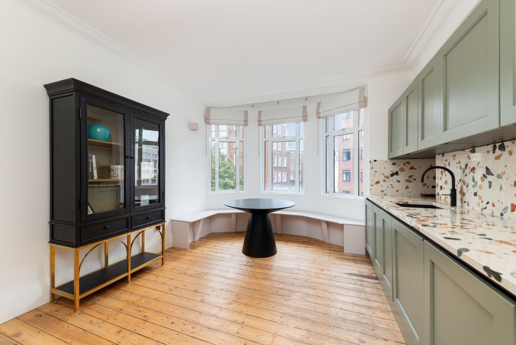 Property photo 2 of 18 Connaught Court F...