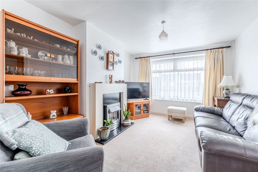 Property photo 3 of 13 Lounge