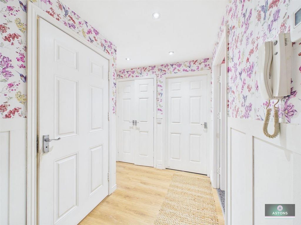 Property photo 2 of 9 Hallway.Jpg
