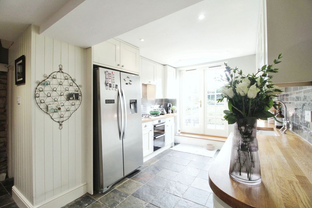 Property photo 3 of 17 Kitchen Breakfast