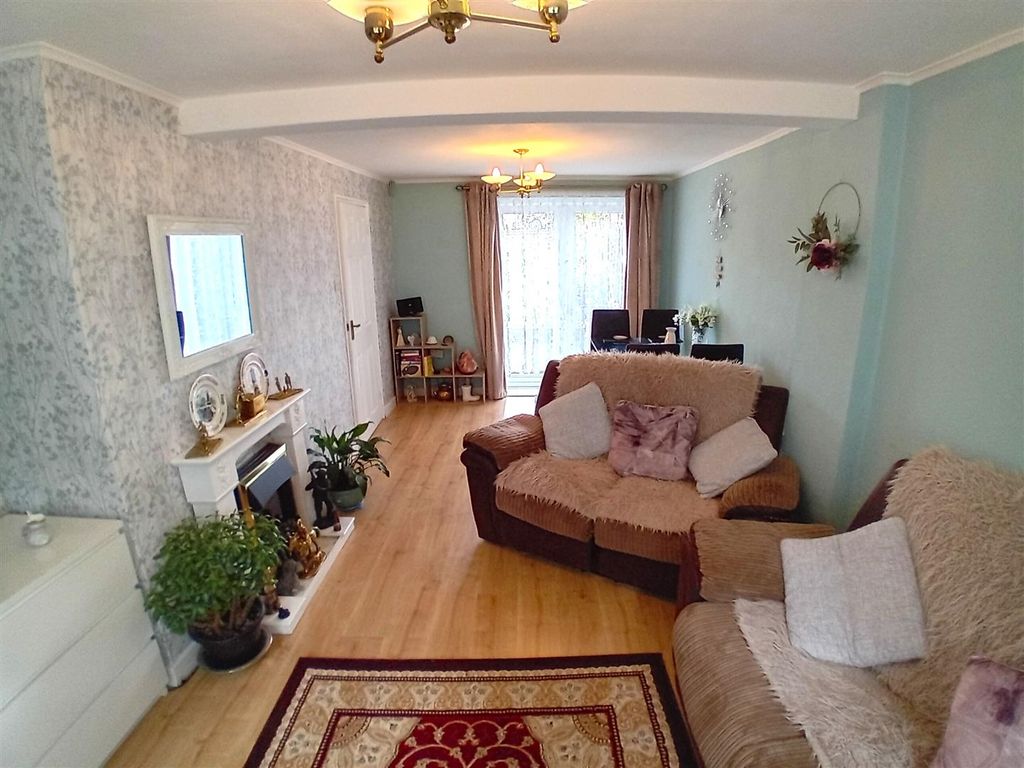 Property photo 3 of 18 Living/ Dining Room