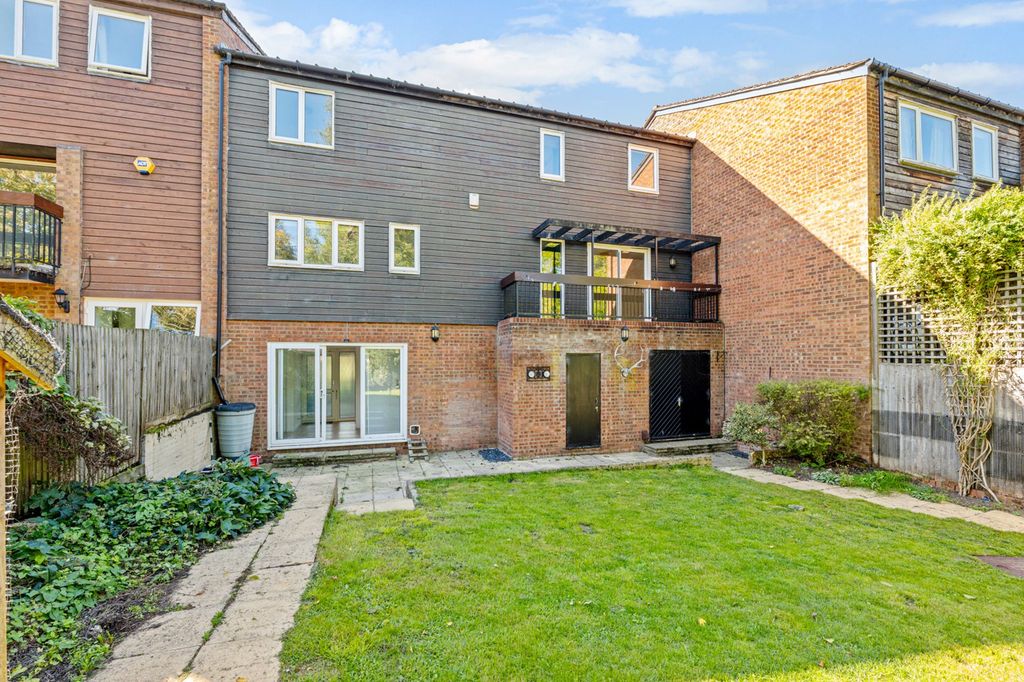 Property photo 2 of 32 Rear Garden