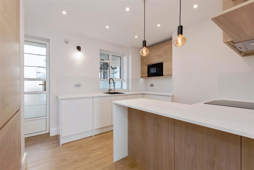 Property photo 2 of 13 Onslow Court_10.Jpg