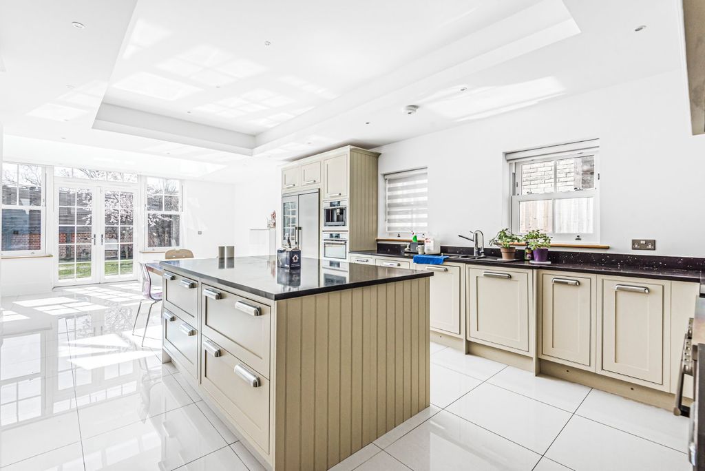 Property photo 2 of 18 Kitchen