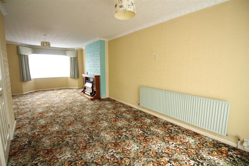 Property photo 3 of 9 Lounge/Dining Room