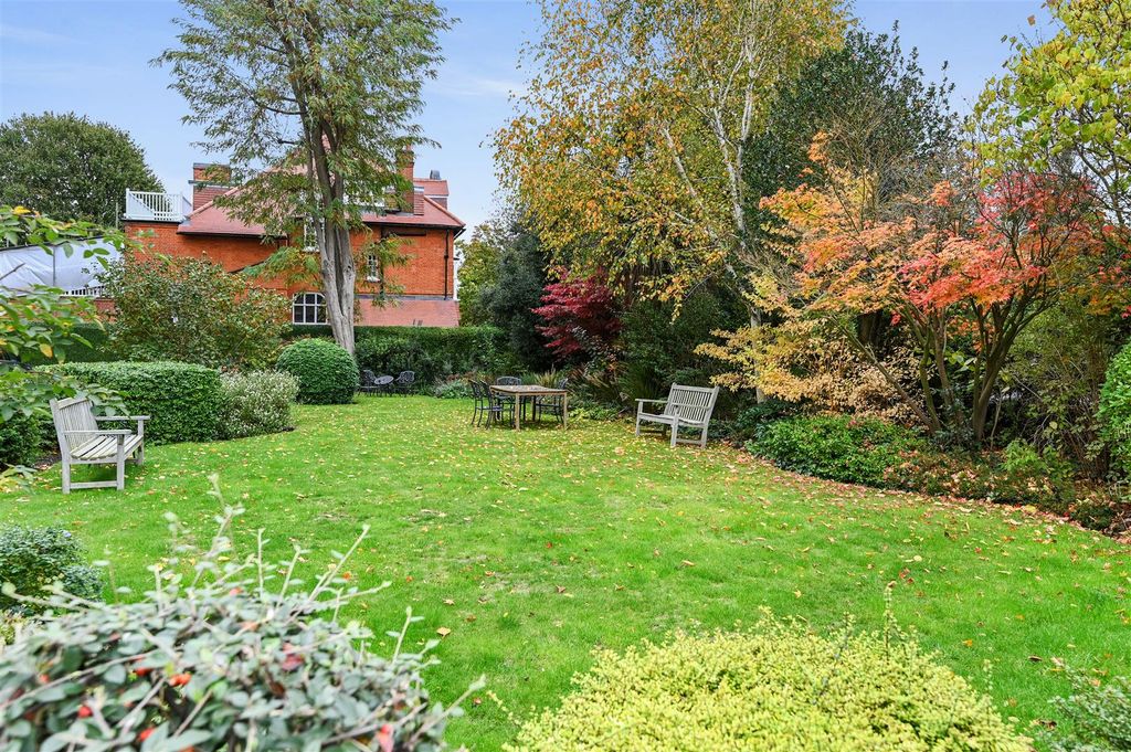 Property photo 3 of 12 Bedford Mansions - 64 (1).Jpg