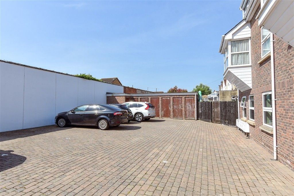 Property photo 2 of 9 Driveway/Parking