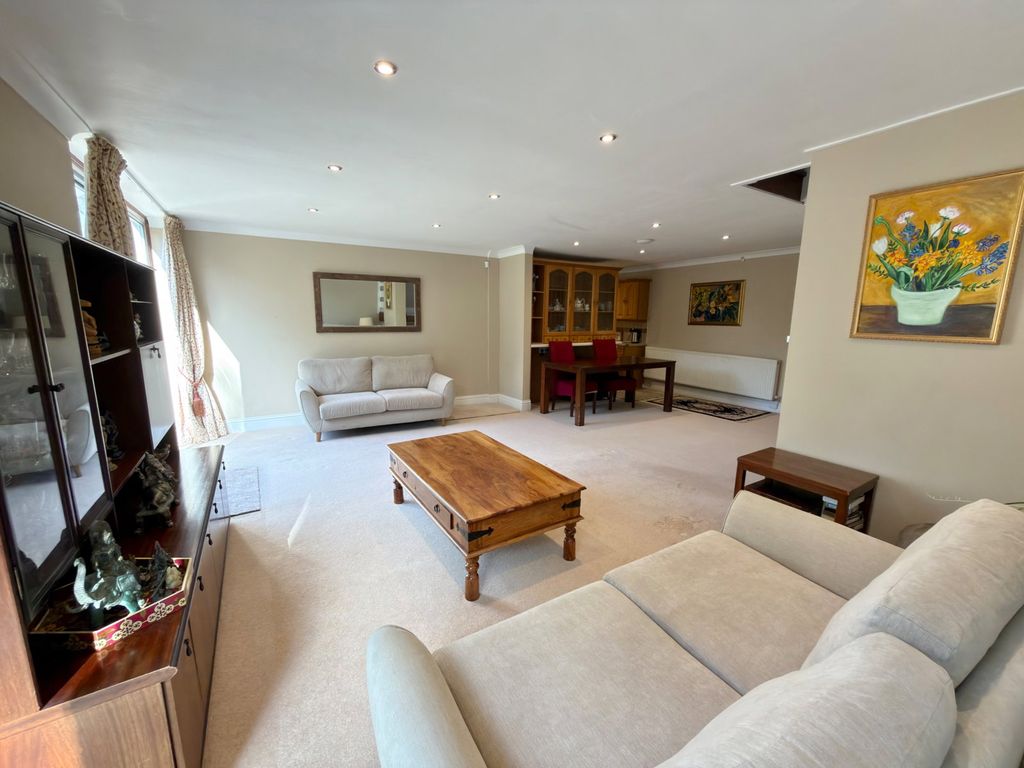 Property photo 2 of 27