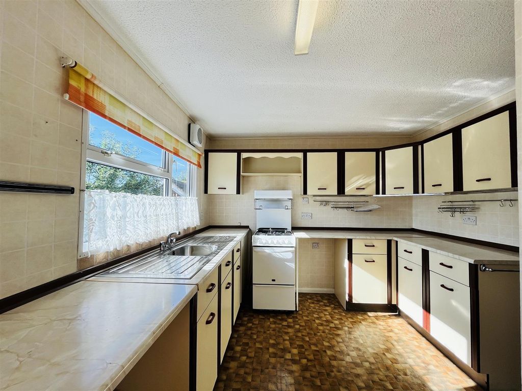 Property photo 2 of 11 Kitchen 2.Jpg