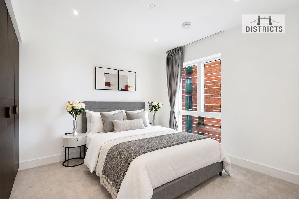 Property photo 3 of 13 Bed Dressed.Png