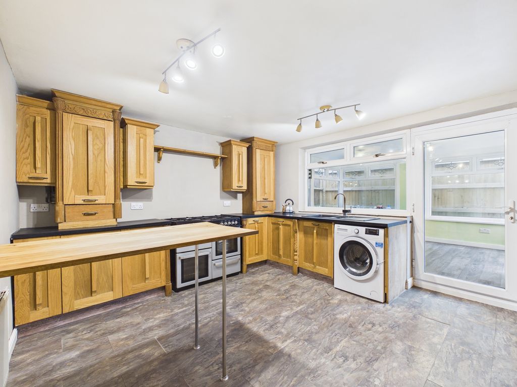 Property photo 3 of 17 Kitchen