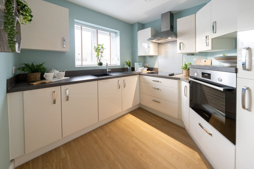 Property photo 2 of 13 Farnham House Kitchen