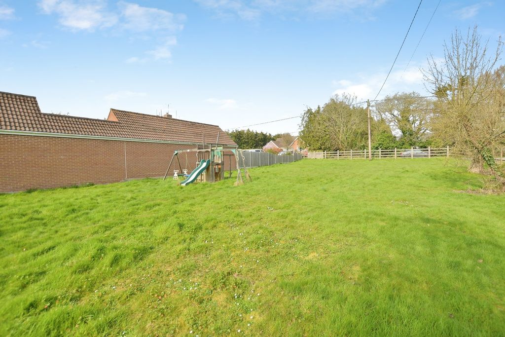 Property photo 2 of 20 Front Garden