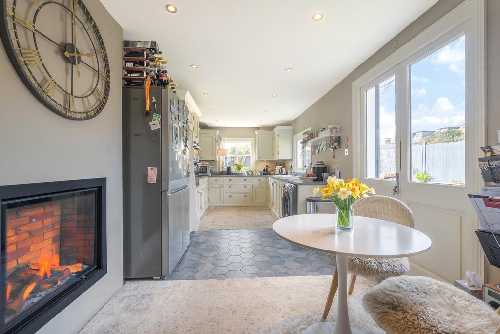 Property photo 2 of 17 Kitchen