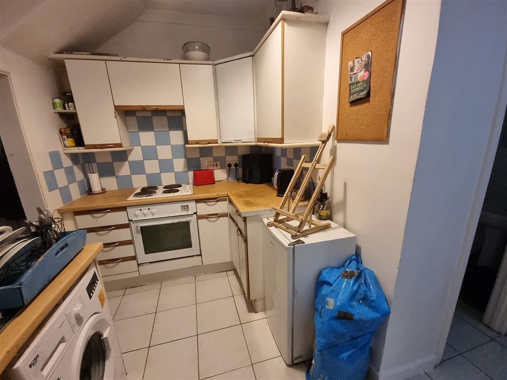 Property photo 3 of 21 Kitchen