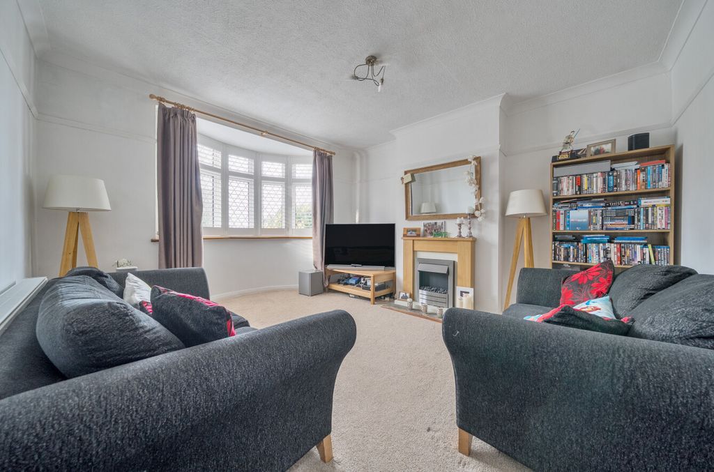 Property photo 3 of 26 1372316-10-690B46...