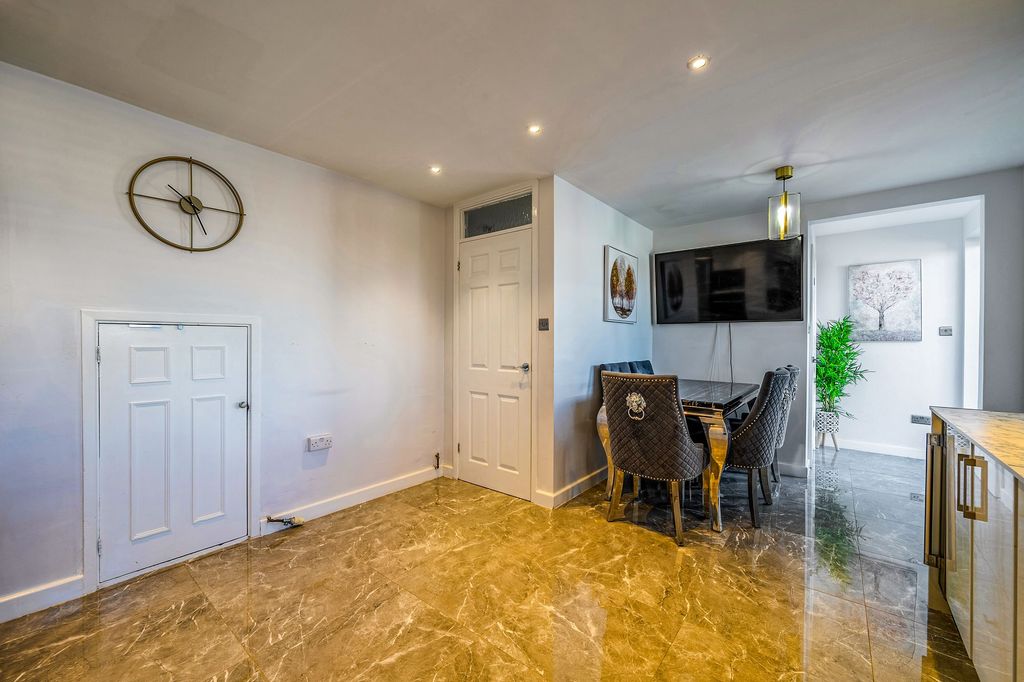 Property photo 2 of 26