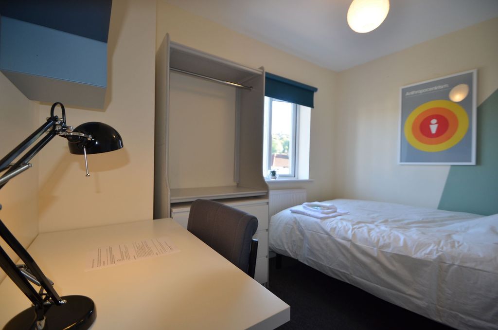 Property photo 1 of 11 This Inviting Double Bedroom Features Ample Natura...