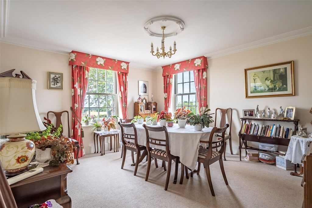 Property photo 3 of 31 Dining Room