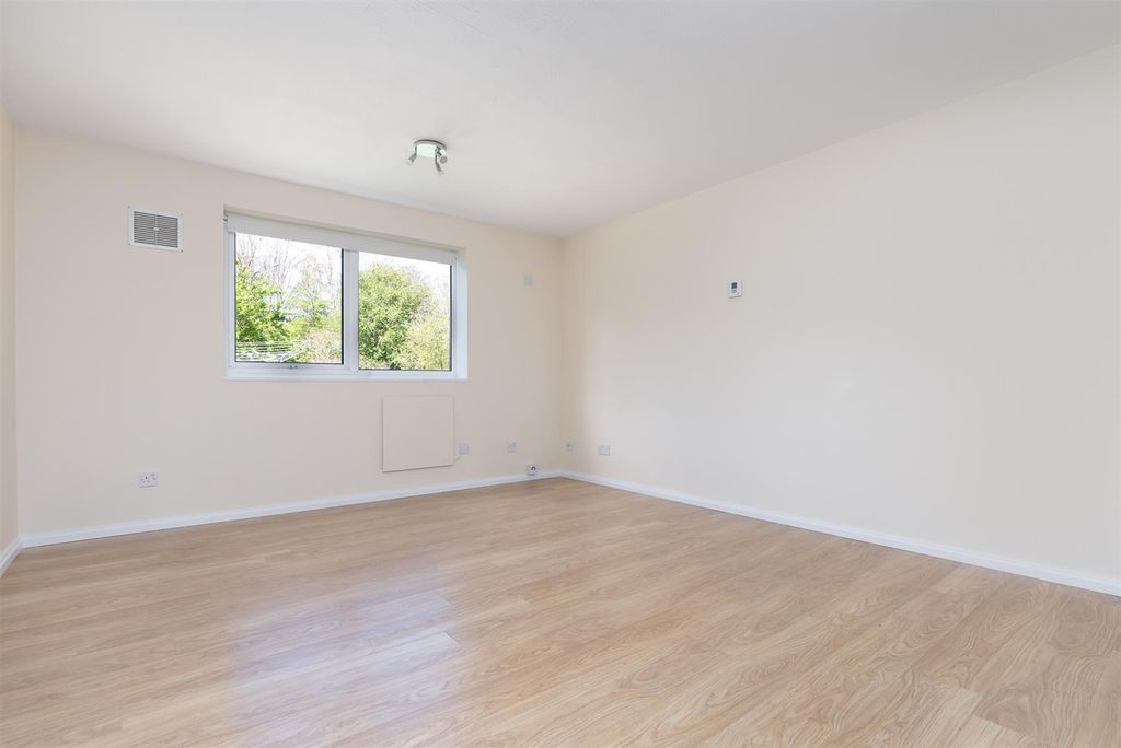 Property photo 2 of 6 Bays Farm Court-3.Jpg