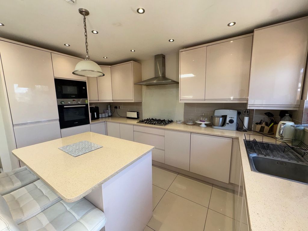 Property photo 1 of 10 72Windsorclosekitchen4