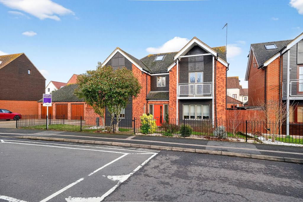 Property photo 1 of 20 Front Garden