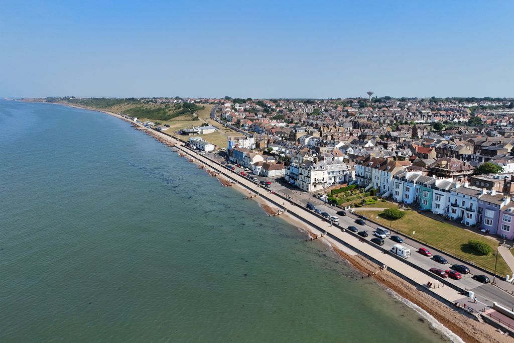 Property photo 3 of 17 Sea Front