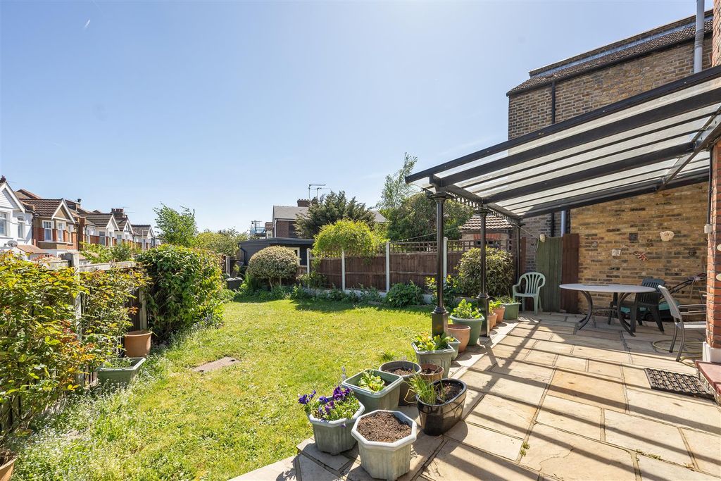 Property photo 3 of 39 Pulteney Road, E18