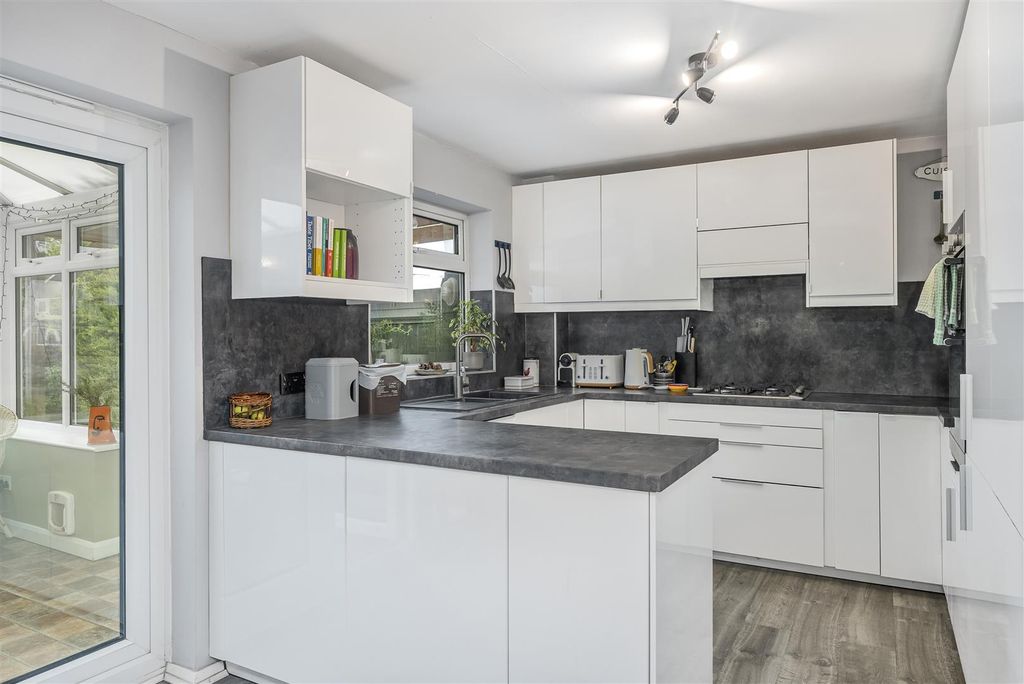 Property photo 3 of 14 45 Kingfisher Drive, Banbury-7.Jpg