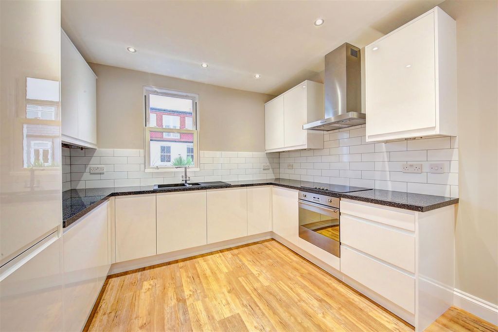 Property photo 2 of 12 121A_Penwith_Road_Image9_12426_4.Jpg