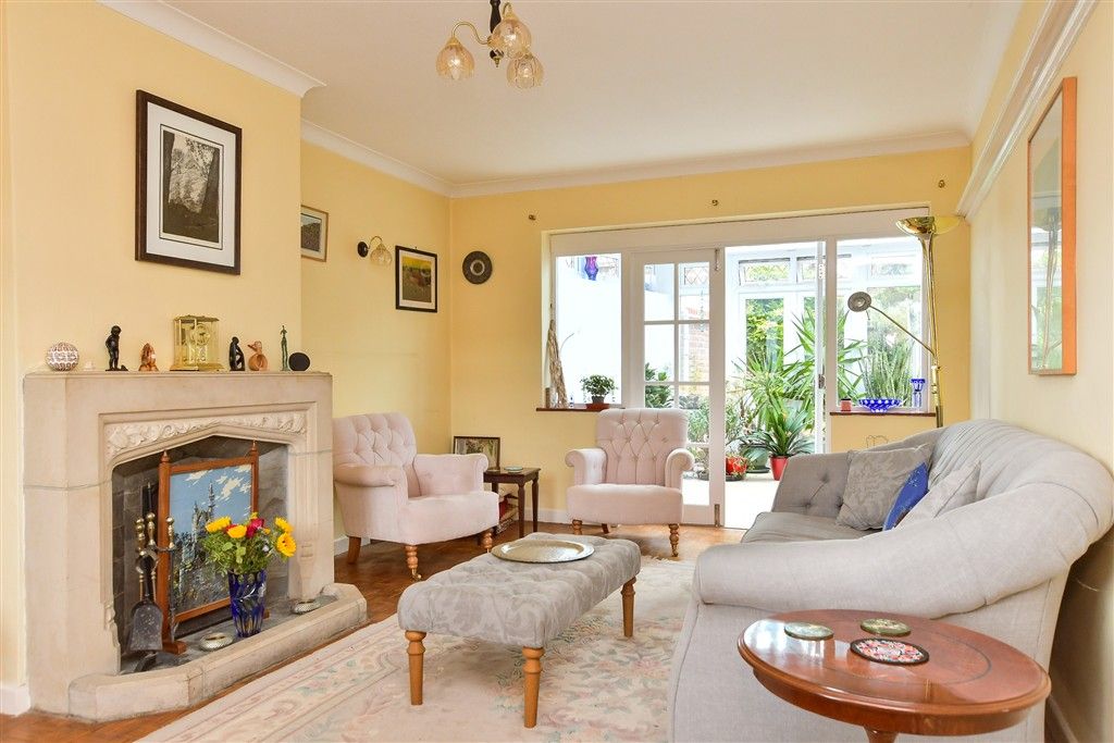 Property photo 3 of 17 Lounge