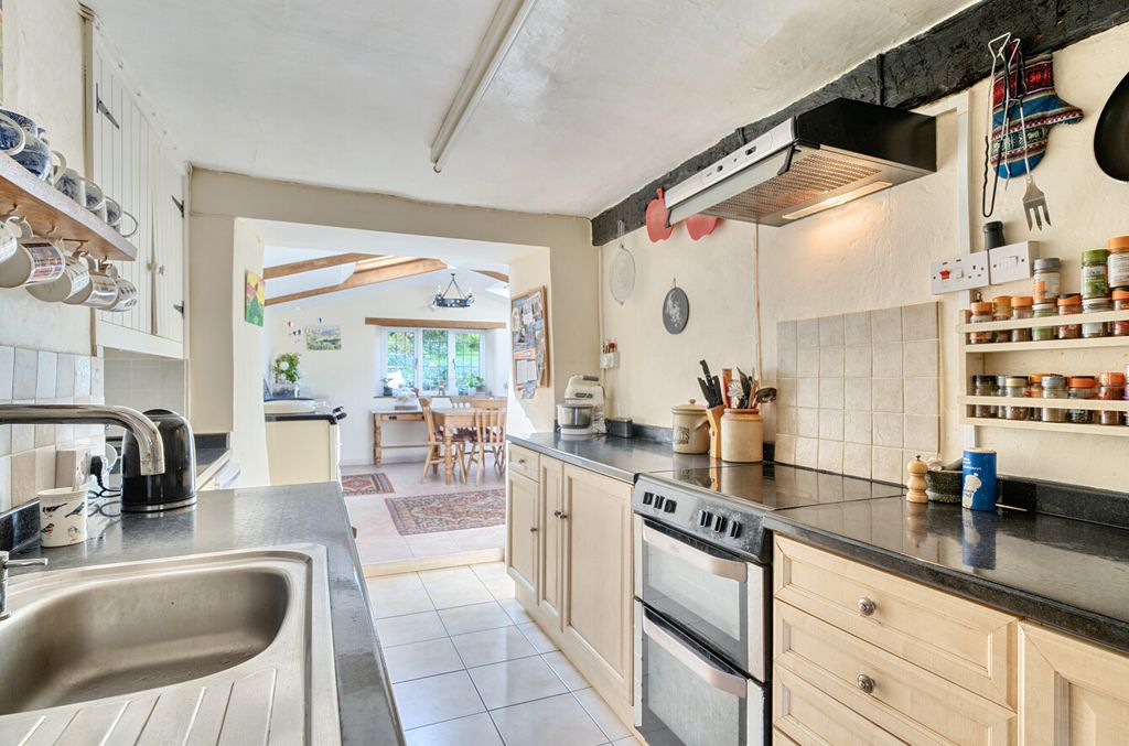 Property photo 3 of 28 Kitchen