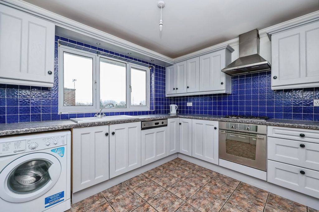 Property photo 2 of 10 Kitchen