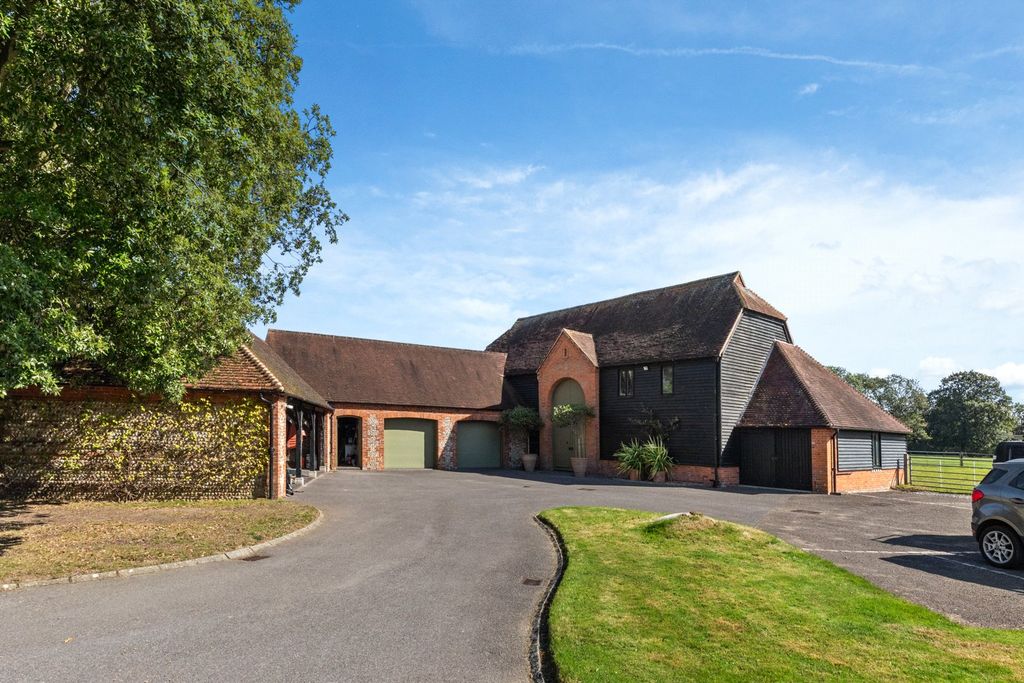 Property photo 3 of 52 House. Partnership