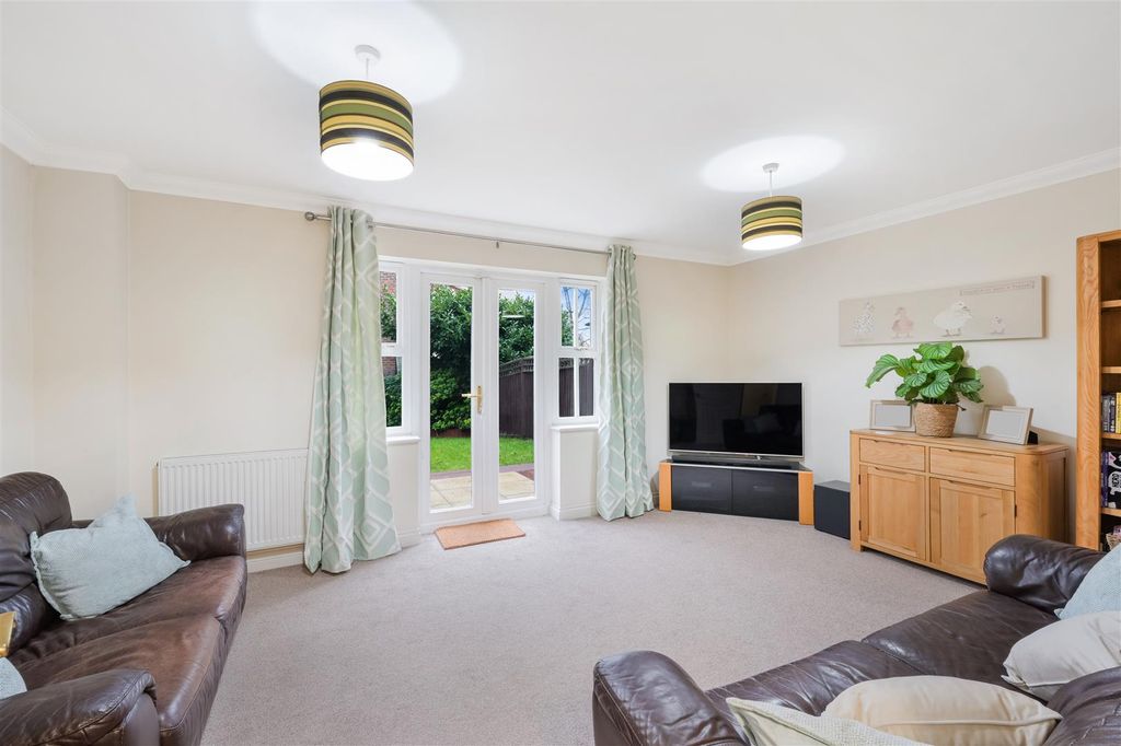 Property photo 3 of 14 Saville Close