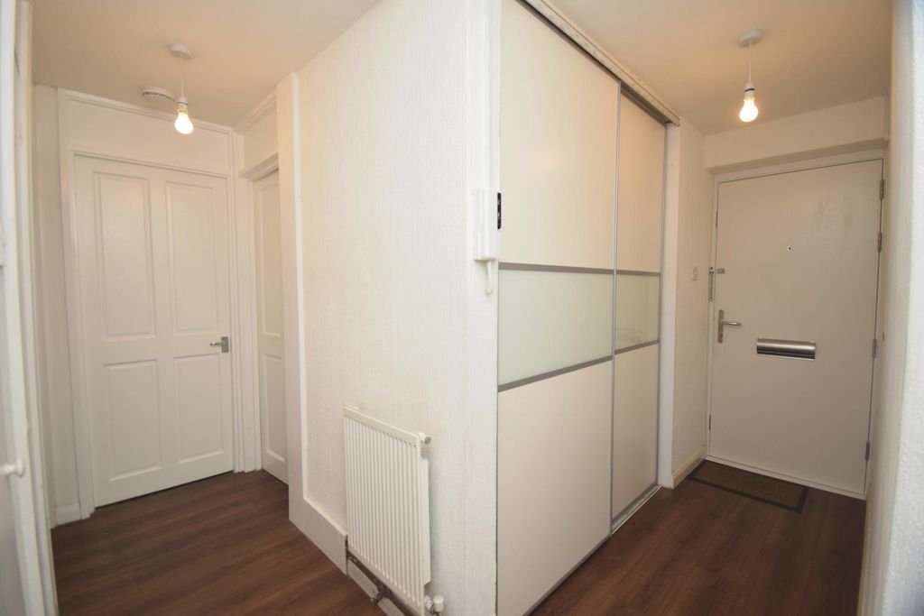 Property photo 2 of 9 Hallway