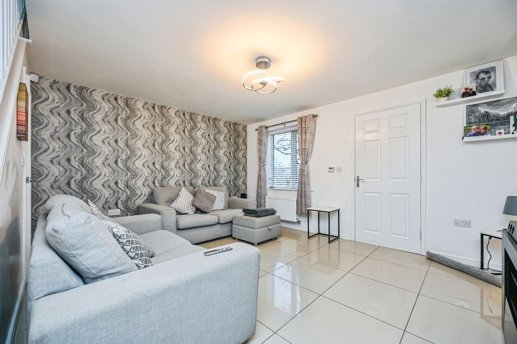 Property photo 3 of 8 Lounge