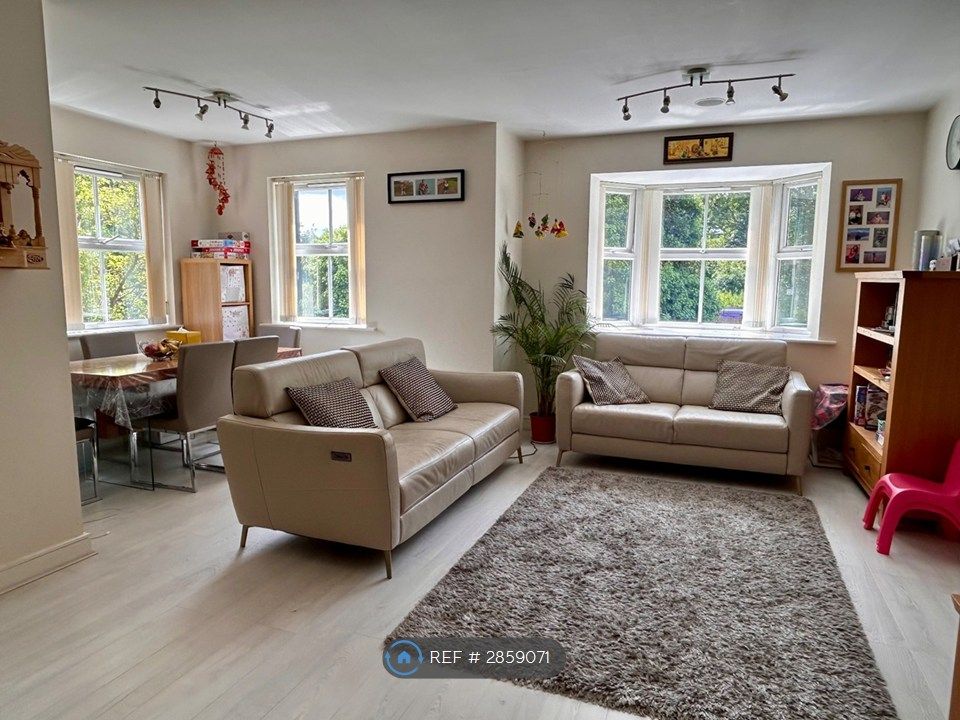 Property photo 3 of 16 Spacious Open Plan Living Room