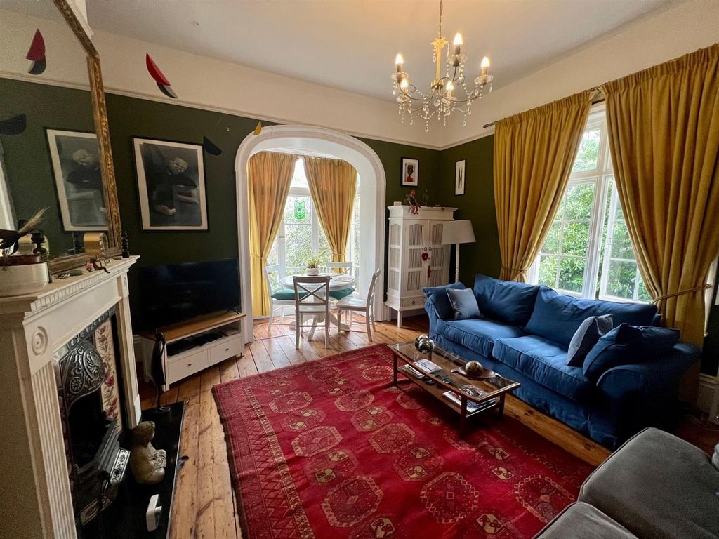 Property photo 2 of 11 Living Room